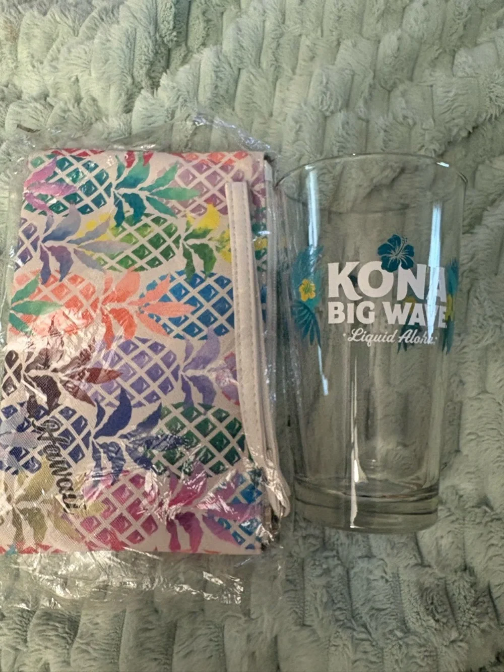 NEW-KONA Hawaii vacation Big wave liquid aloha with Hawaiian pineapple wristlet